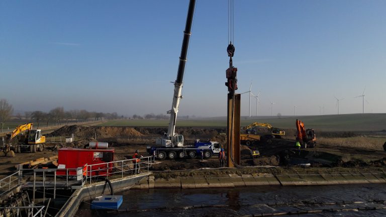 Kran Mit Freireiter TST Tewes Spezialtiefbau GmbH kran-mit-freireiter-tst-tewes-spezialtiefbau-gmbh